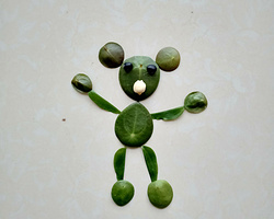 幼儿漂亮水果贴画制作图片 用树叶和豆子制作小熊做法