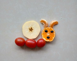 幼儿创意美术小学生手工图片 用橘子和番茄制作蜗牛图解