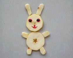 儿童创意美术 用苹果和豆子DIY兔子拼贴画