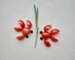 儿童美术贴画 教你用西红柿和树叶制作金鱼